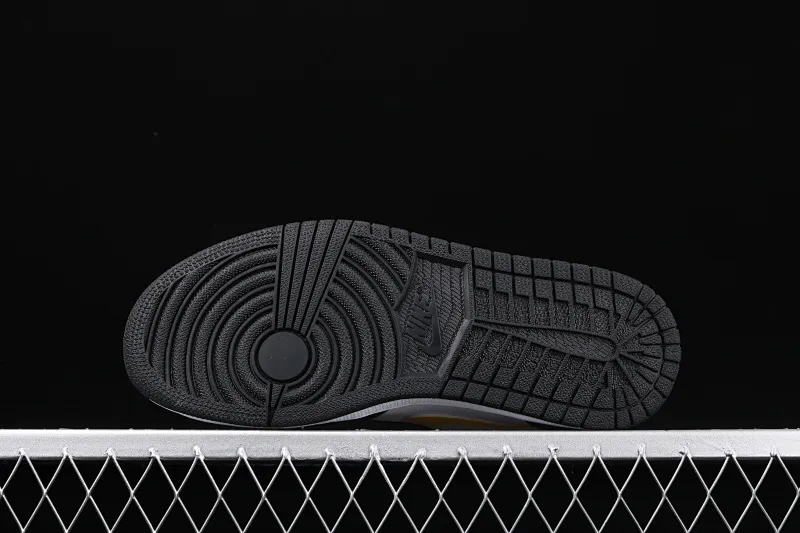 All categories Air Jordan Jordan series basketball shoes Air Jordan 1 High Air Jordan 1 "Dynamic Yellow" AJ1 black and white contrast stitching hook basketball shoes CD6579-071